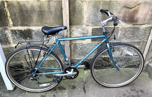 Edinburgh Bikes Connection hybrid, metallic blue