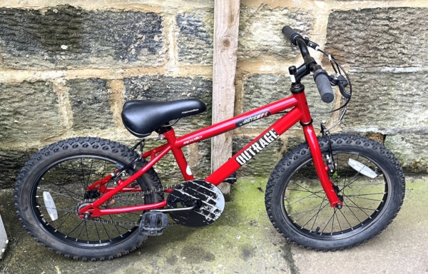 Apollo Outrage 18in kids bike, red