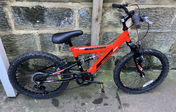 Piranha Atom 20in kids bike, red