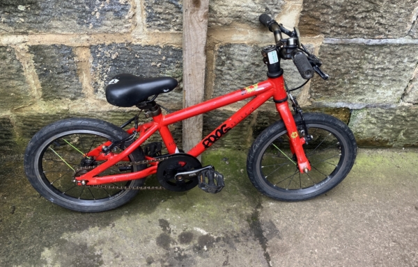 Frog 40 lightweight alloy 16in kids bike, red