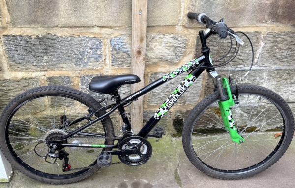 Apollo Gridlok 24in kids bike, black